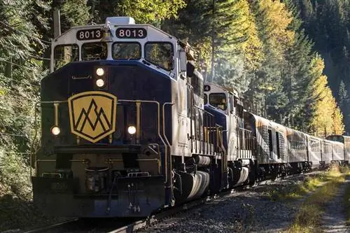 В США появится новый эпический маршрут поезда со стеклянным куполом от Скалистых гор до Красных скал