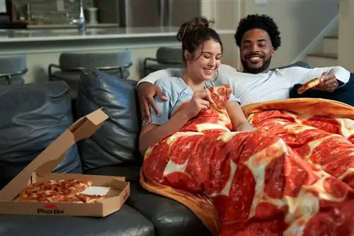 Pizza Hut продает утяжеленное одеяло, похожее на пирог с пепперони, и это 15 фунтов полного комфорта