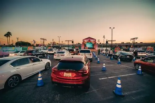 Автомобили в процессе вождения для сериала «Очень странные дела» от Netflix