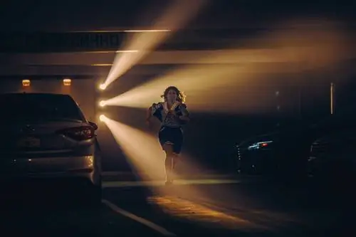 Актеры сериала «Очень странные дела» бегут по автостоянке