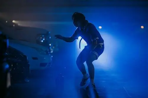 Актеры сериала «Очень странные дела» бегут по автостоянке