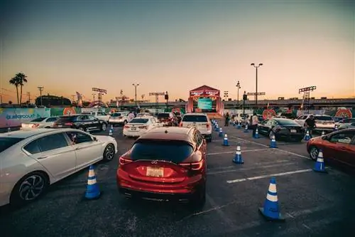 Этот автомобильный опыт «Очень странных дел» перенесет вас прямо в середину перевернутого