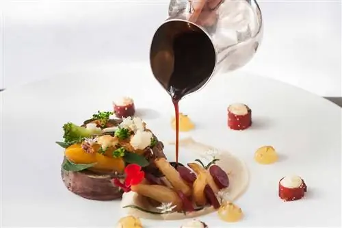 Турнедо из зайца с фуа-гра, сельдереем, приготовленным в соломе, и белым арбузом - (Il tournedos di lepre farcito con foie gras, sedano rapa cotto nella paglia e anguria bianca) подается в Antica Corte Pallavincina Relais, Polesine Zibello, Парма, Италия