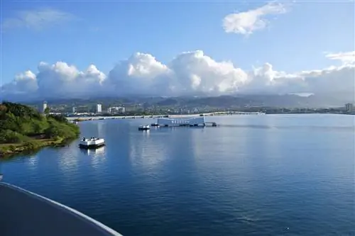 Вид на мемориал авианосца «Аризона» с носовой части авианосца «Миссури».