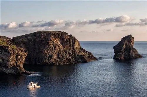 Скальные образования в море в Пантеллерии, Италия
