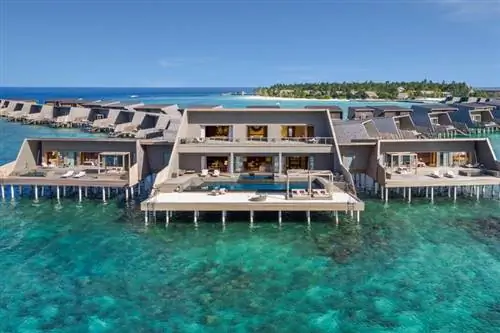 Внутренние виды роскошной виллы над водой на курорте St. Regis Maldives Vommuli Resort