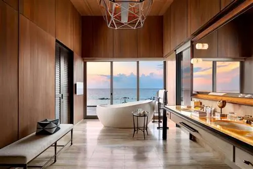 Внутренние виды роскошной виллы над водой на курорте St. Regis Maldives Vommuli Resort