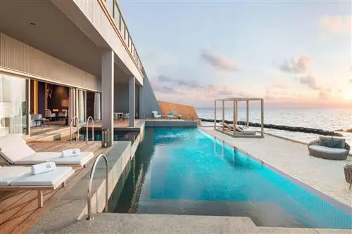 Внутренние виды роскошной виллы над водой на курорте St. Regis Maldives Vommuli Resort