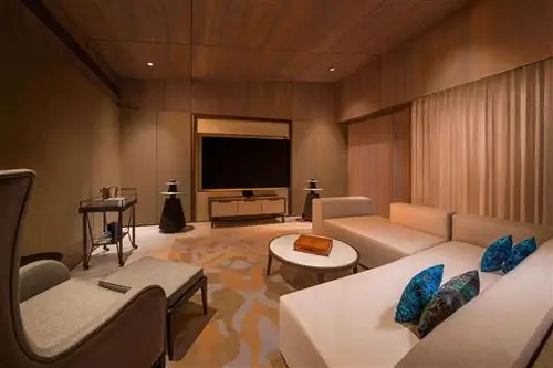Внутренние виды роскошной виллы над водой на курорте St. Regis Maldives Vommuli Resort