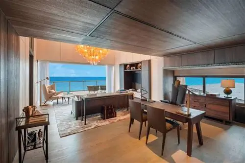 Внутренние виды роскошной виллы над водой на курорте St. Regis Maldives Vommuli Resort