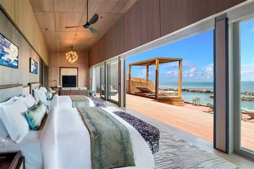 Внутренние виды роскошной виллы над водой на курорте St. Regis Maldives Vommuli Resort
