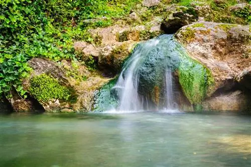 Небольшой водопад в национальном парке Хот-Спрингс в Хот-Спрингс, Арканзас