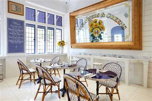 Обеденный стол Sunflower and Greens в Истоне, Мэриленд