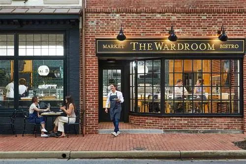 Официантка выходит из кают-компании