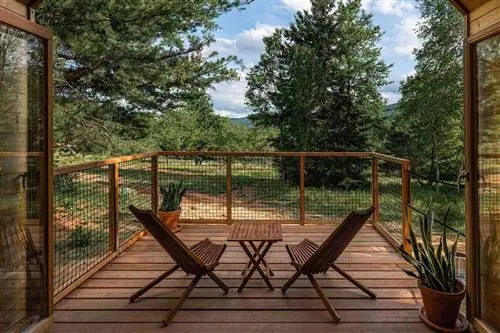 Терраса патио в Eastwind со стульями с видом на природу