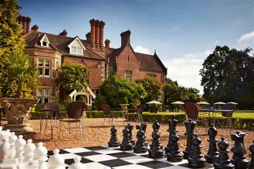 Дом Александра в Англии с гигантской шахматной доской на лужайке