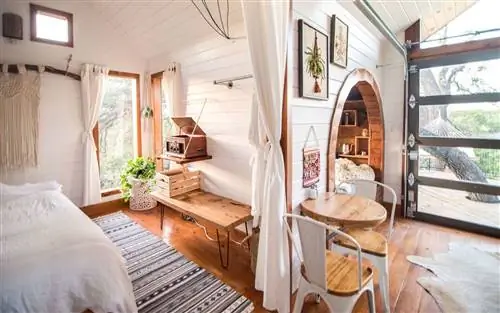 Дом на дереве Airbnb с белыми стенами