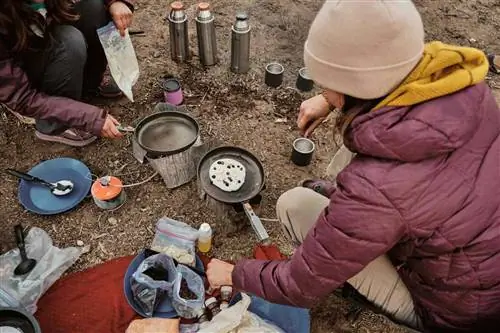 Люди готовят в кемпинге