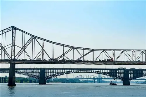 Три моста Сент-Луиса, штат Миссури, пересекают реку Миссисипи.