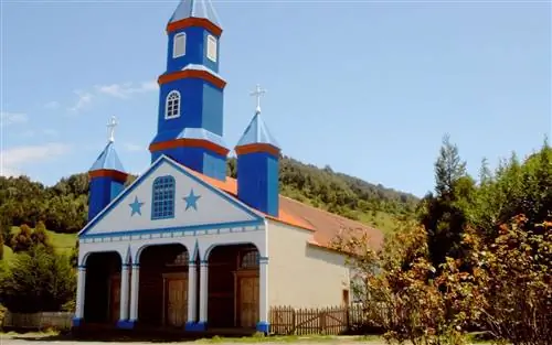 Сине-белая церковь со шпилем