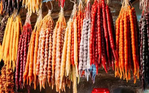 Конфеты из Тбилиси, Грузия, похожие на подвесные подсвечники.