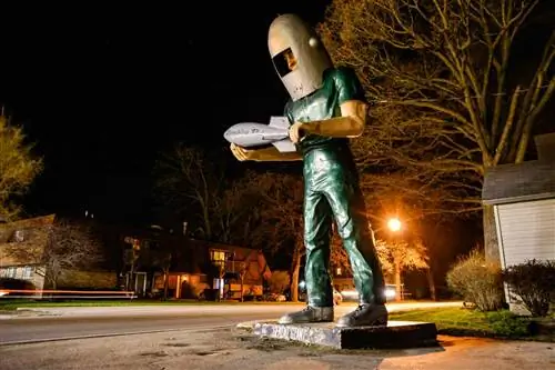 Близнецы-гиганты в Уилмингтоне, штат Иллинойс, ночью