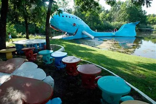 Посетитель подходит к Голубому киту, классической достопримечательности и диковинке Route 66, в Катузе, Оклахома, 4 июля 2003 года.