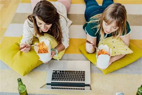 Две подруги заказали макароны, чтобы поесть дома