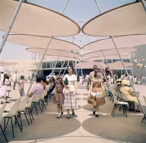 Люди отдыхают в «Космическом порту» Tomorrowland в парке развлечений Диснейленд, Анахайм, Калифорния, 17 июля 1955 года.