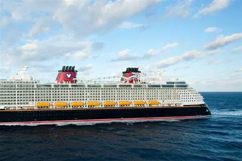 Круизный лайнер Disney Dream в море