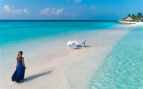 Стол на отмели в Anantara Dhigu