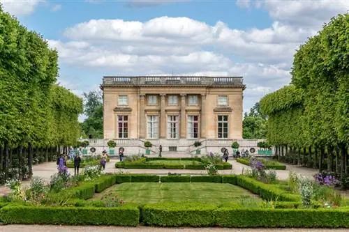 Вид на Малый Трианон в Версале.