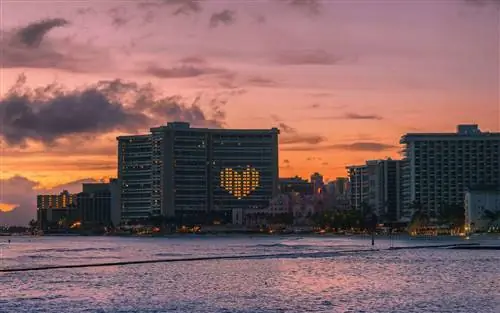 Marriott запускает инициативу стоимостью 10 миллионов долларов по предоставлению бесплатных номеров для сотрудников службы экстренного реагирования на борьбу с коронавирусом (видео