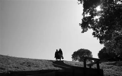 Фанни Сингер и Элис Уотерс на прогулке в Болинасе, Калифорния.