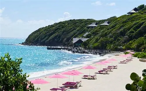 Розовые зонтики на пляже отеля Mandarin Oriental, Canouan