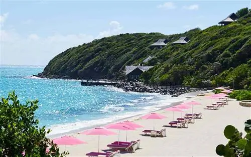 Розовые зонтики на пляже отеля Mandarin Oriental, Canouan