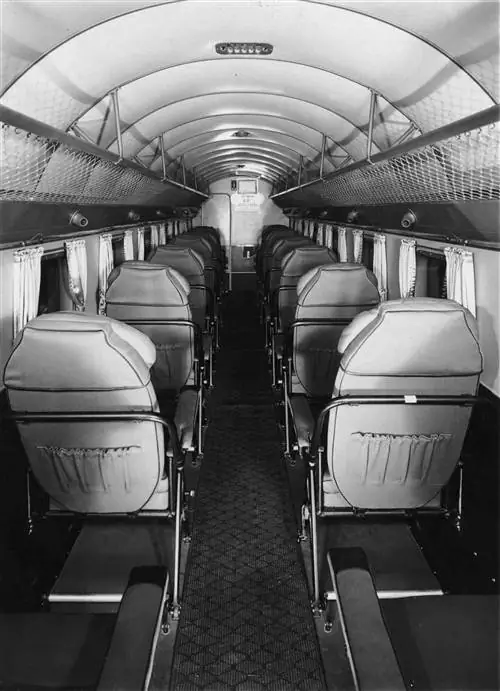 1935 г.: Внутренний вид четырнадцатиместного коммерческого самолета Fokker Douglas авиакомпании Dutch Airlines.