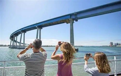 Туристы в круизе Хорнблауэра в Сан-Диего возле моста Коронадо