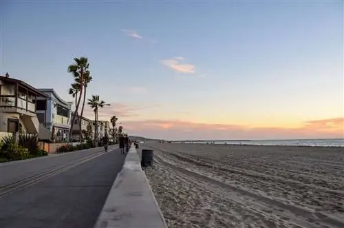 Велосипедная дорожка вдоль пляжа в заливе Мишн