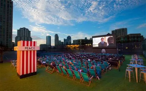 Показ киноклуба на крыше отеля Manchester Grand Hyatt в Сан-Диего