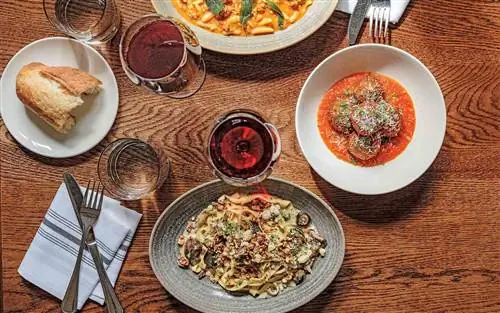 Блюда, в том числе паста и аранчини, в ресторане Glorietta в Джексоне, штат Вайоминг.