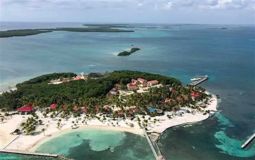 У этого островного курорта есть собственный часовой пояс, поэтому гости могут провести один дополнительный час на солнце