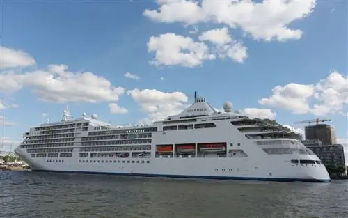 Первый круизный лайнер, который коснется всех семи континентов, только что отправился в плавание