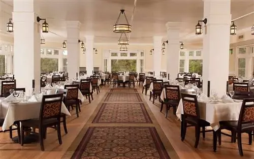 Остановитесь в Йеллоустонском национальном парке в отеле Lake Yellowstone Hotel and Cabins.