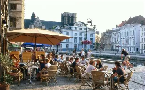 Люди в уличных кафе, Граслей, Гент, Фландрия, Бельгия, Европа