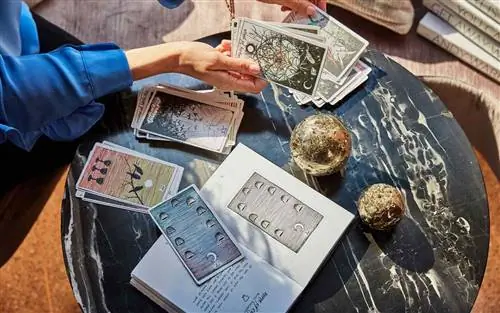 Вы можете попросить ведьму прочитать ваши карты Таро в этом нью-йоркском отеле - и я пробовал это сам