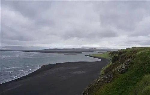 Пляж с черным песком