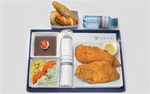 Наслаждайтесь фирменными блюдами, такими как шницель, с Austrian Airlines.