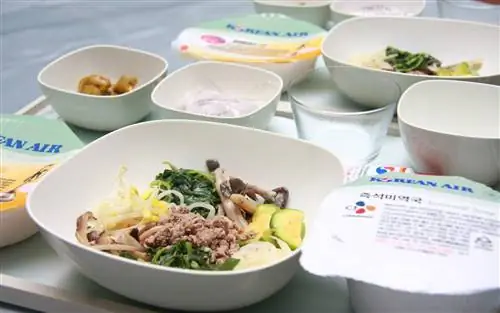 Поужинайте местными деликатесами, такими как пибимпап на Korean Air.