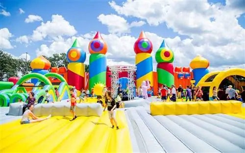 Самый большой в мире Bounce House этим летом отправляется в турне (видео)